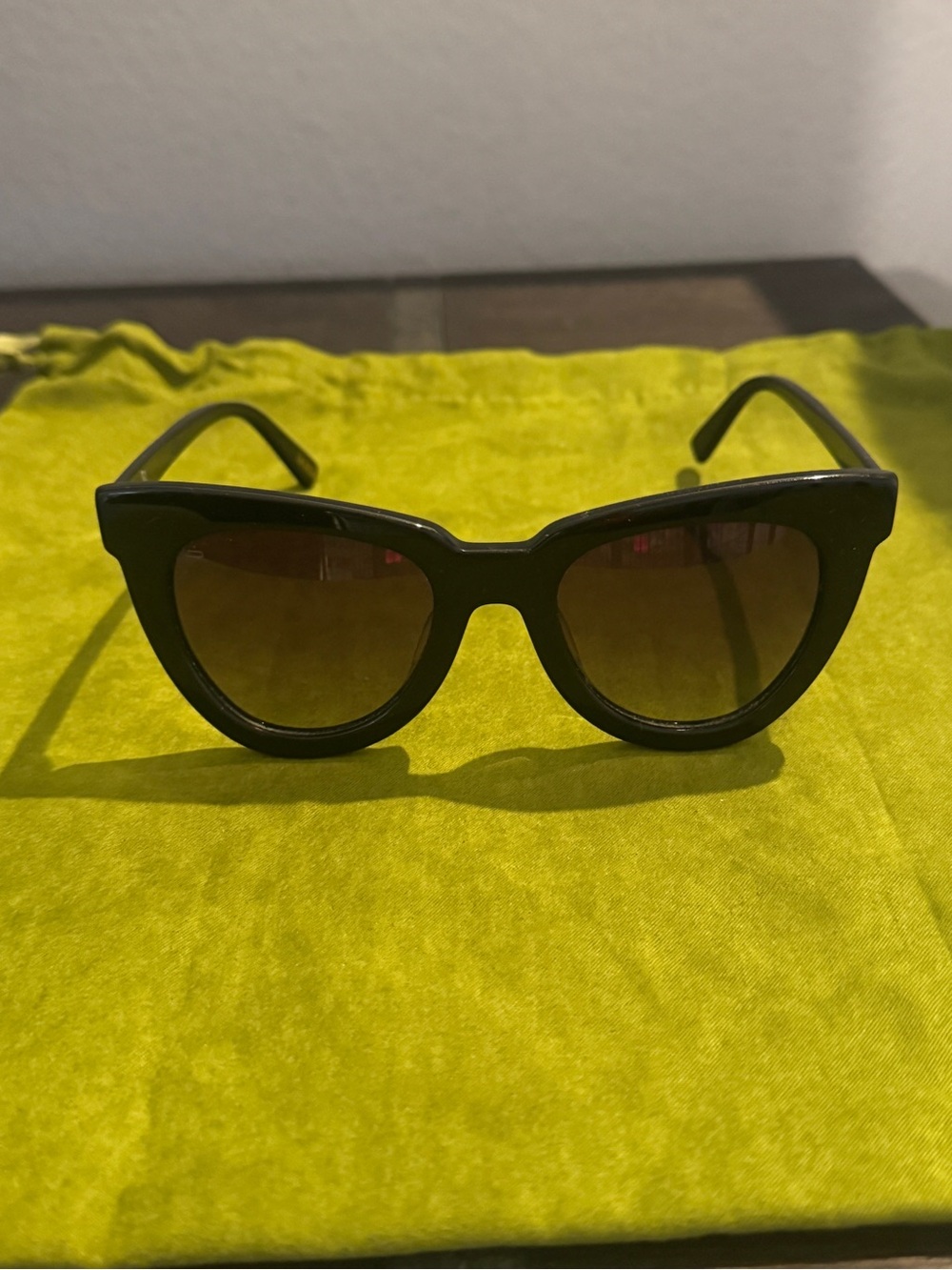 La Vita Classic Cat-Eye Women's Sunglasses - Black